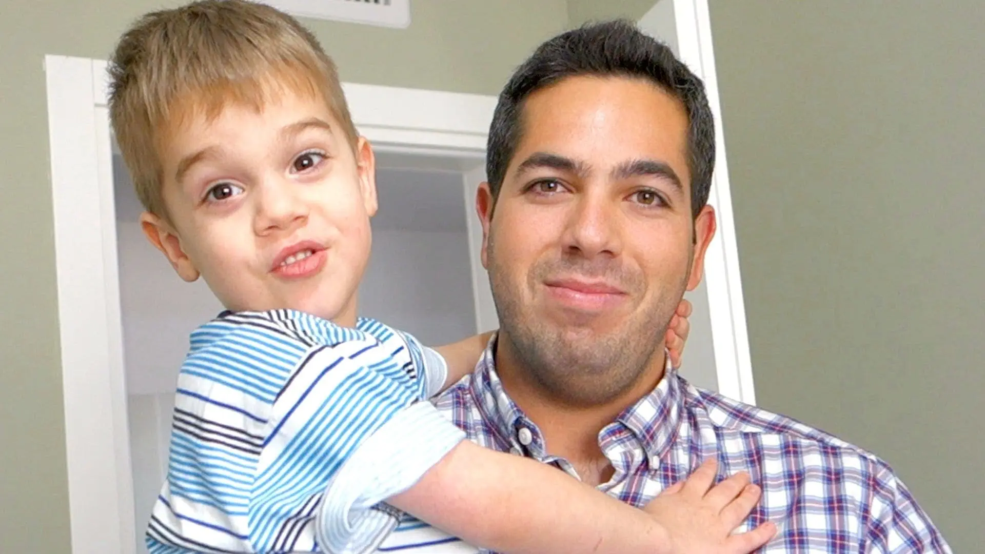 BEST MILITARY HOMECOMING SURPRISE EVER! 3 Year Old Can’t Believe Daddy is Home!